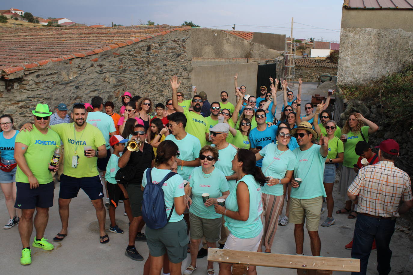 Colorido desfile de peñas para cerrar la fiesta en Berrocal de Salvatierra