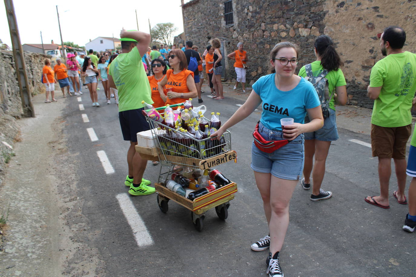 Colorido desfile de peñas para cerrar la fiesta en Berrocal de Salvatierra