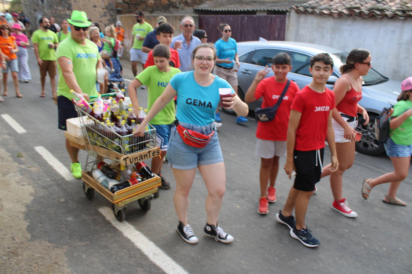 Colorido desfile de peñas para cerrar la fiesta en Berrocal de Salvatierra