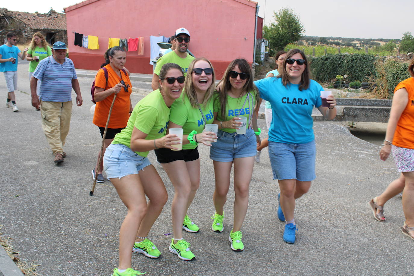 Colorido desfile de peñas para cerrar la fiesta en Berrocal de Salvatierra