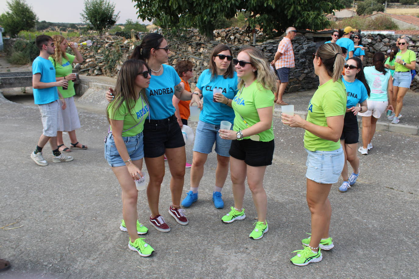 Colorido desfile de peñas para cerrar la fiesta en Berrocal de Salvatierra