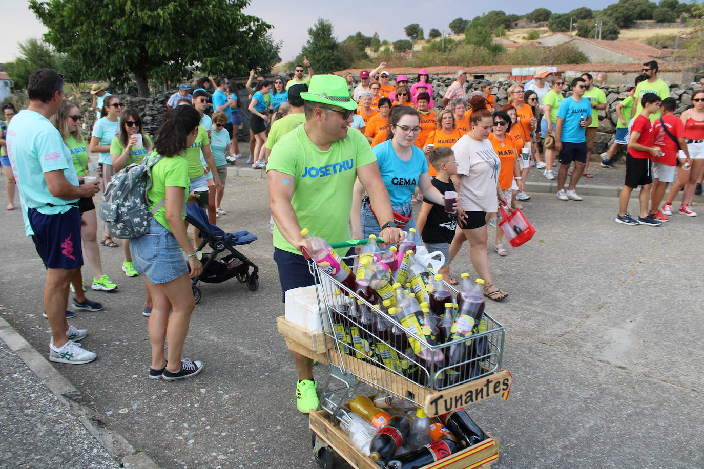 Colorido desfile de peñas para cerrar la fiesta en Berrocal de Salvatierra
