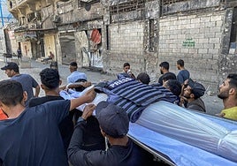 Cargan el cuerpo de un periodista muerto en Gaza.