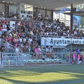 Vista de la grada principal del Luis Ramos llena durante un choque de `pretemporada entre Guijuelo y Unionistas.