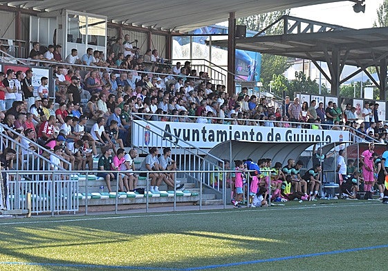 Vista de la grada principal del Luis Ramos llena durante un choque de `pretemporada entre Guijuelo y Unionistas.