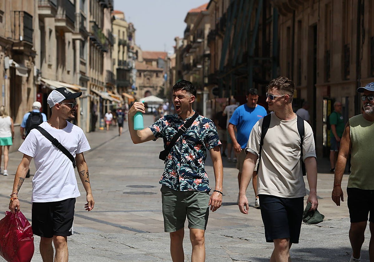 Varios viandantes se refrescaban este lunes mientras paseaban por el centro de la ciudad.