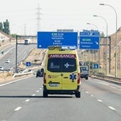 Una ambulancia, circulando por una autovía de Salamanca.