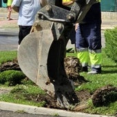 Operarios y una excavadora, en una glorieta de Carbajosa de la Sagrada.