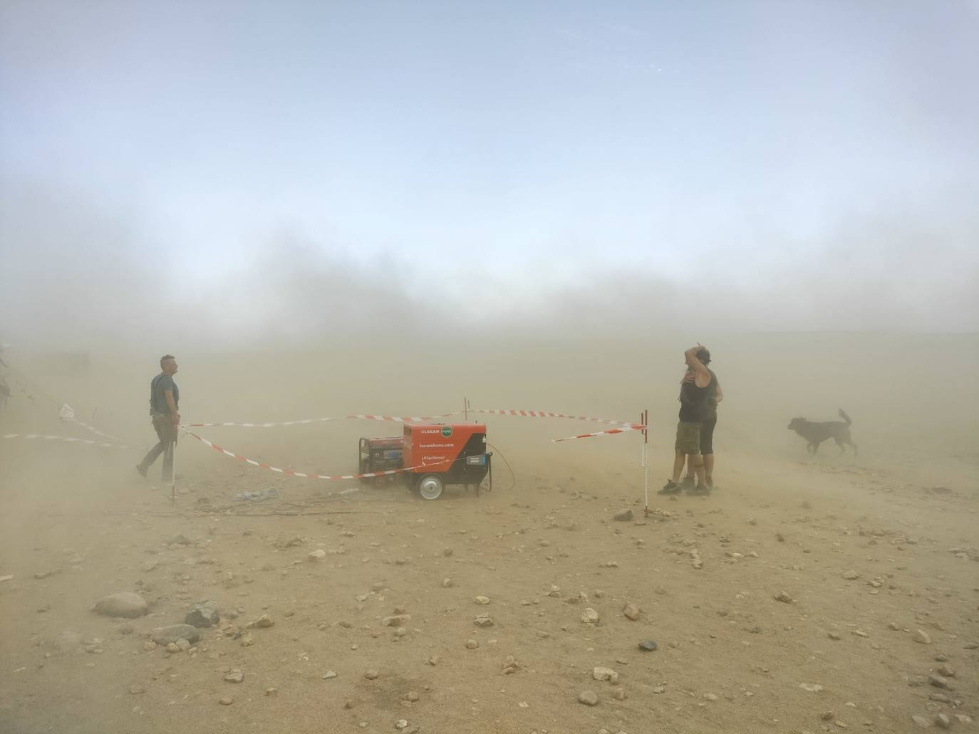 Ni el viento ni el dispositivo de la Guardia Civil frenan la rave de Salvatierra pese a que pierde fuerza