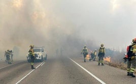 Algunos de los efectivos desplazados hasta el lugar, trabajando en La Fuente de San Esteban.