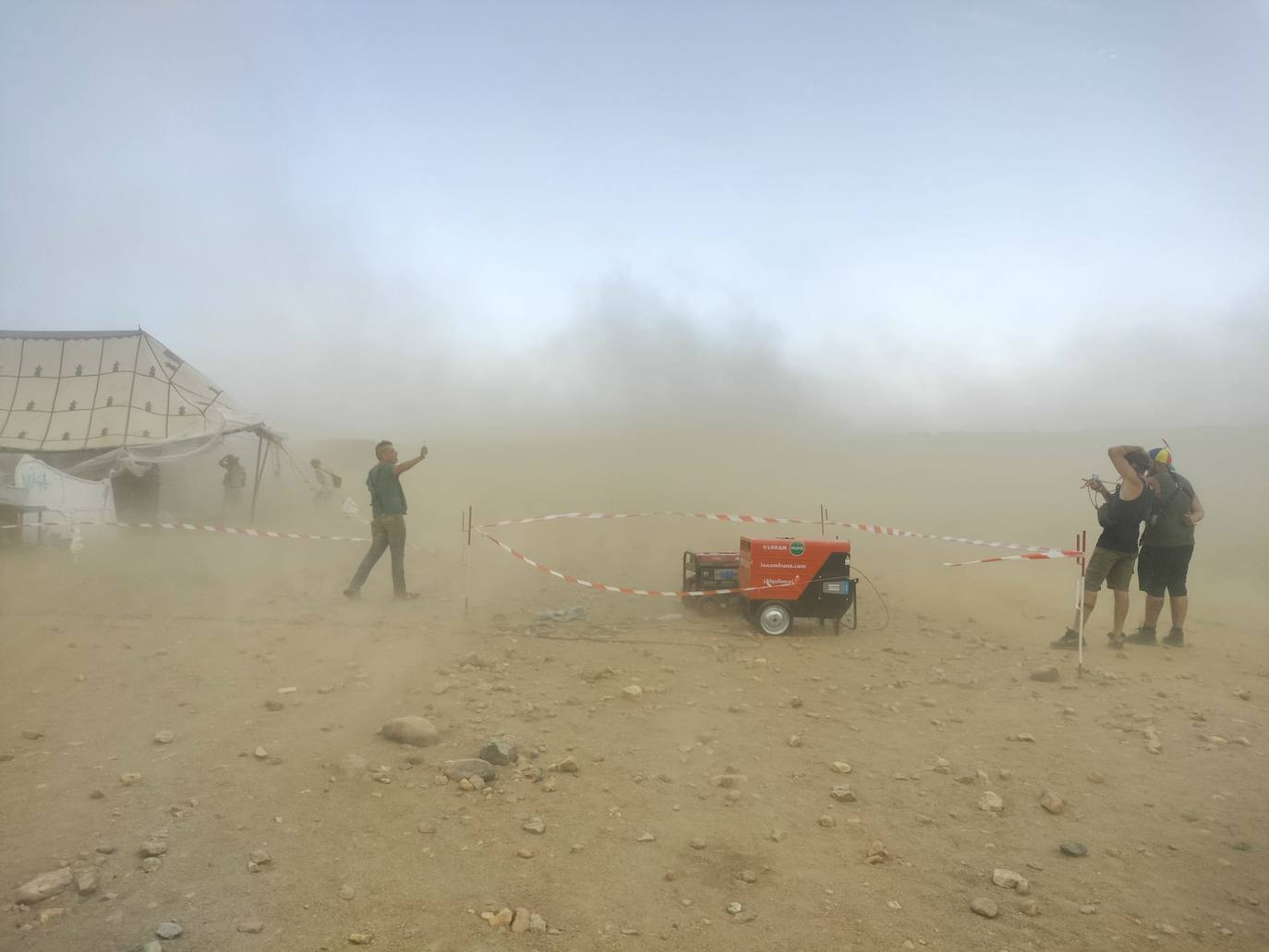 Ni el viento ni el dispositivo de la Guardia Civil frenan la rave de Salvatierra pese a que pierde fuerza