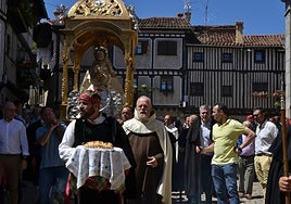Procesión y ofertorio de la Virgen de la Asunción.