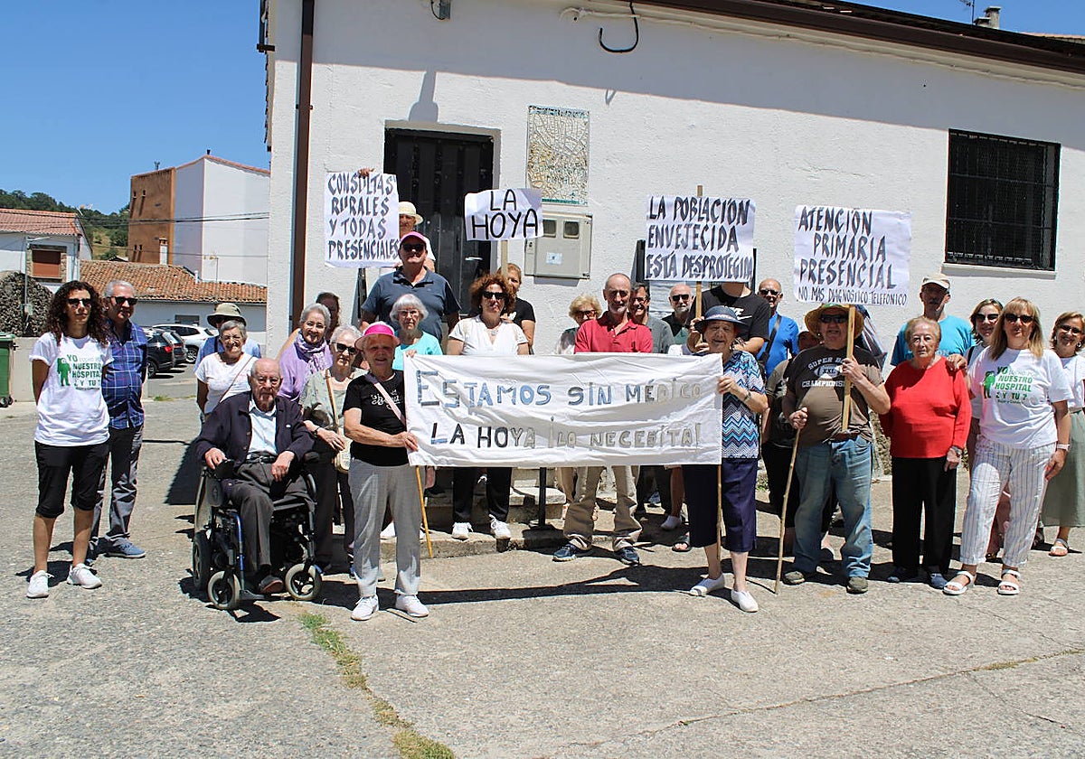 Concentración de los vecinos de La Hoya el pasado mes de julio.