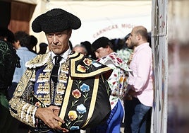 El Capea, listo para el paseíllo en la plaza de toros de Guijuelo.