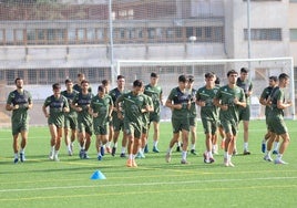 Los jugadores de Unionistas inician el calentamiento en la sesión matinal de hoy.