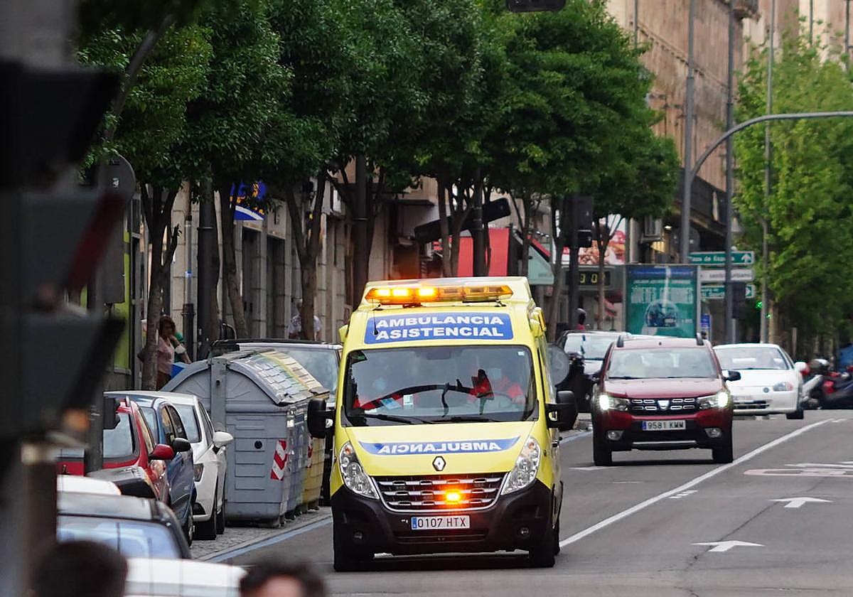 Una ambulancia, circulando por la Gran Vía.