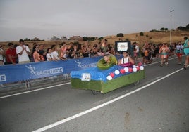 El auto loco que simulaba que sus participantes estaban en la piscina.