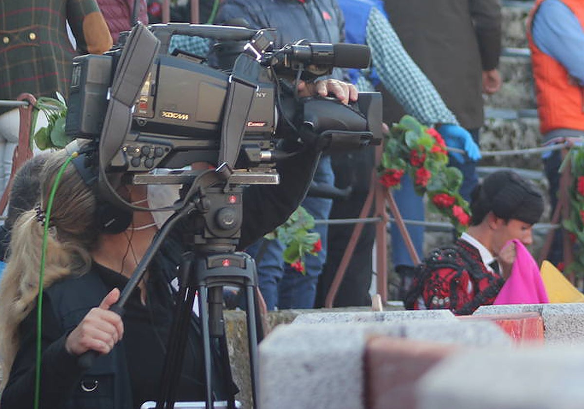 Cámara de televisión, en la plaza de toros de Guijuelo.