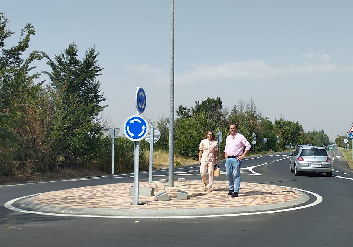 Marta Labrador y David Mingo, visitando la nueva rotonda de acceso a Almendares y otras urbanizaciones.