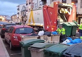 Labores de retirada de basura en Peñaranda.