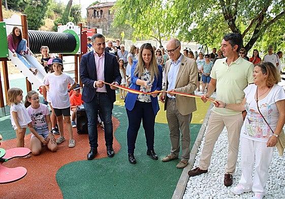 Momento de la inauguración del parque infantil.
