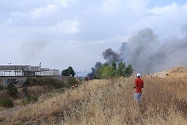 Humo procedente del incendio del pasado lunes en El Montalvo.