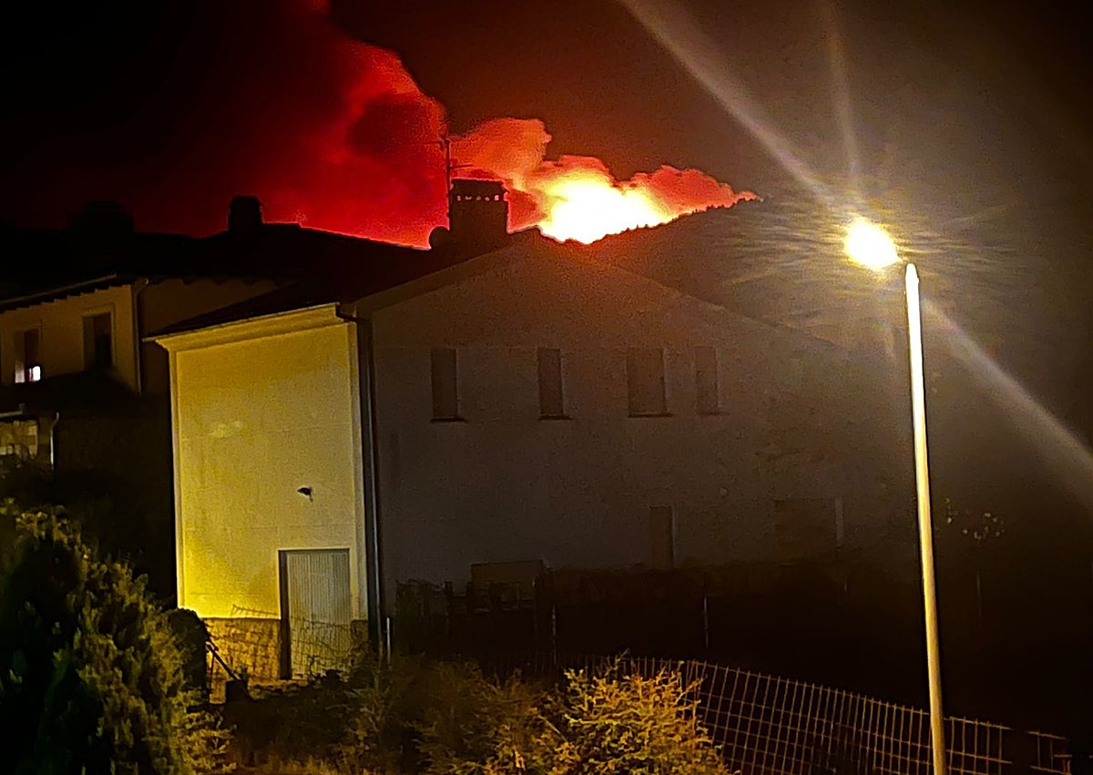 Imagen secundaria 1 - Controlado el incendio forestal en el Puerto del Portillo, en La Alberca