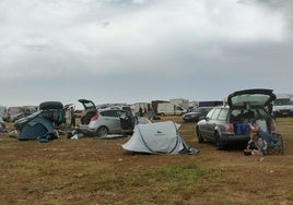 Los asistentes a la rave celebrada en Salvatierra comenzaron a recoger la acampada para abandonar la zona y poner fin a cinco días de fiestas a orillas del pantano de Santa Teresa.