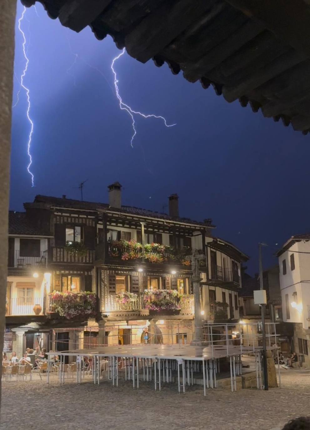 Imagen principal - Controlado el incendio forestal en el Puerto del Portillo, en La Alberca