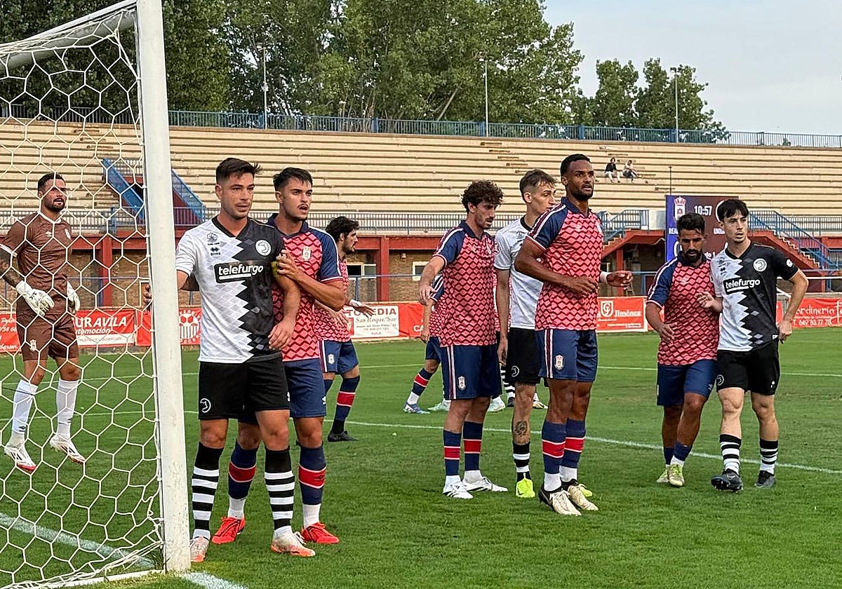 Los jugadores de Unionistas buscan el remate en un saque de esquina a favor.