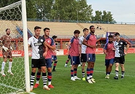 Los jugadores de Unionistas buscan el remate en un saque de esquina a favor.