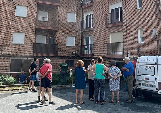 Imágenes de los vecinos durante el desalojo en el Barco de Ávila.