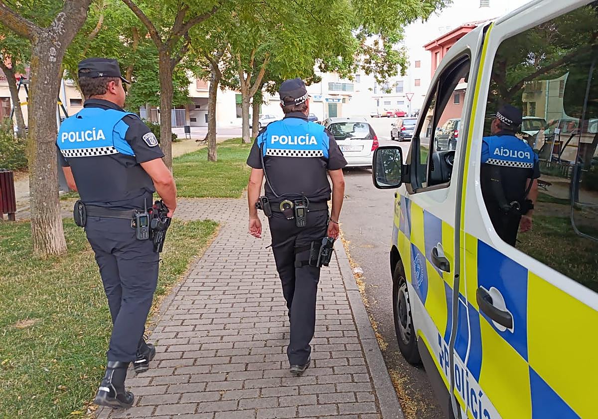 Dos agentes de la Policía Local realizan una visita al barrio del Arrabal.