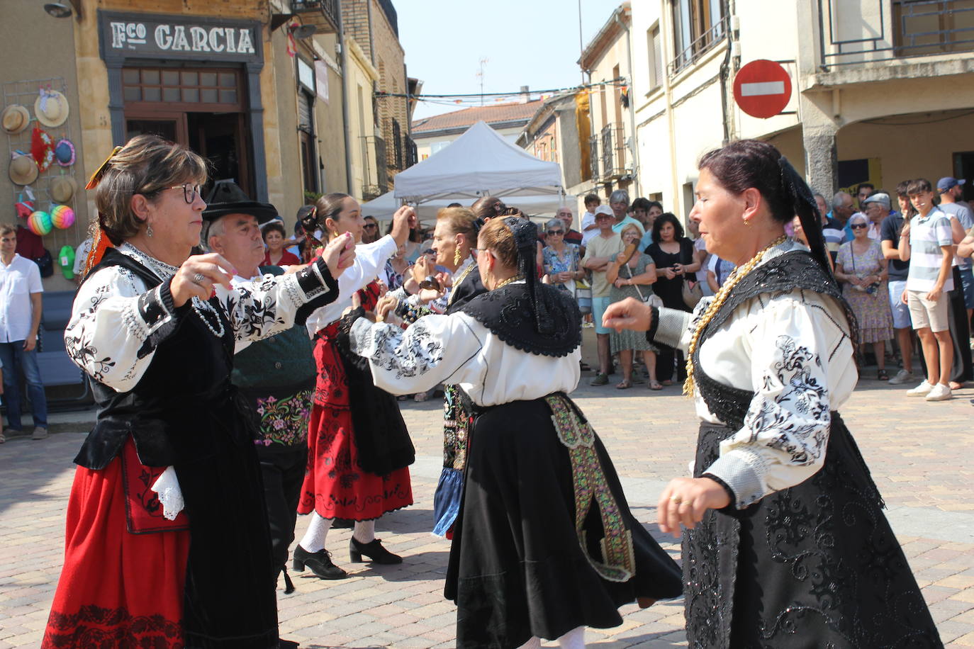Emotivos momentos y bullicio en el III Día del Campo Charro de La Fuente de San Esteban