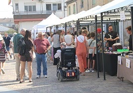 Decenas de puestos ambientaron el centro en esta nueva edición