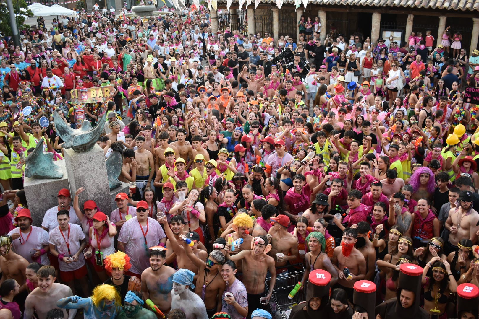 Color, peñas y rebujito: así ha comenzado la gran fiesta de San Roque en Carbajosa de la Sagrada