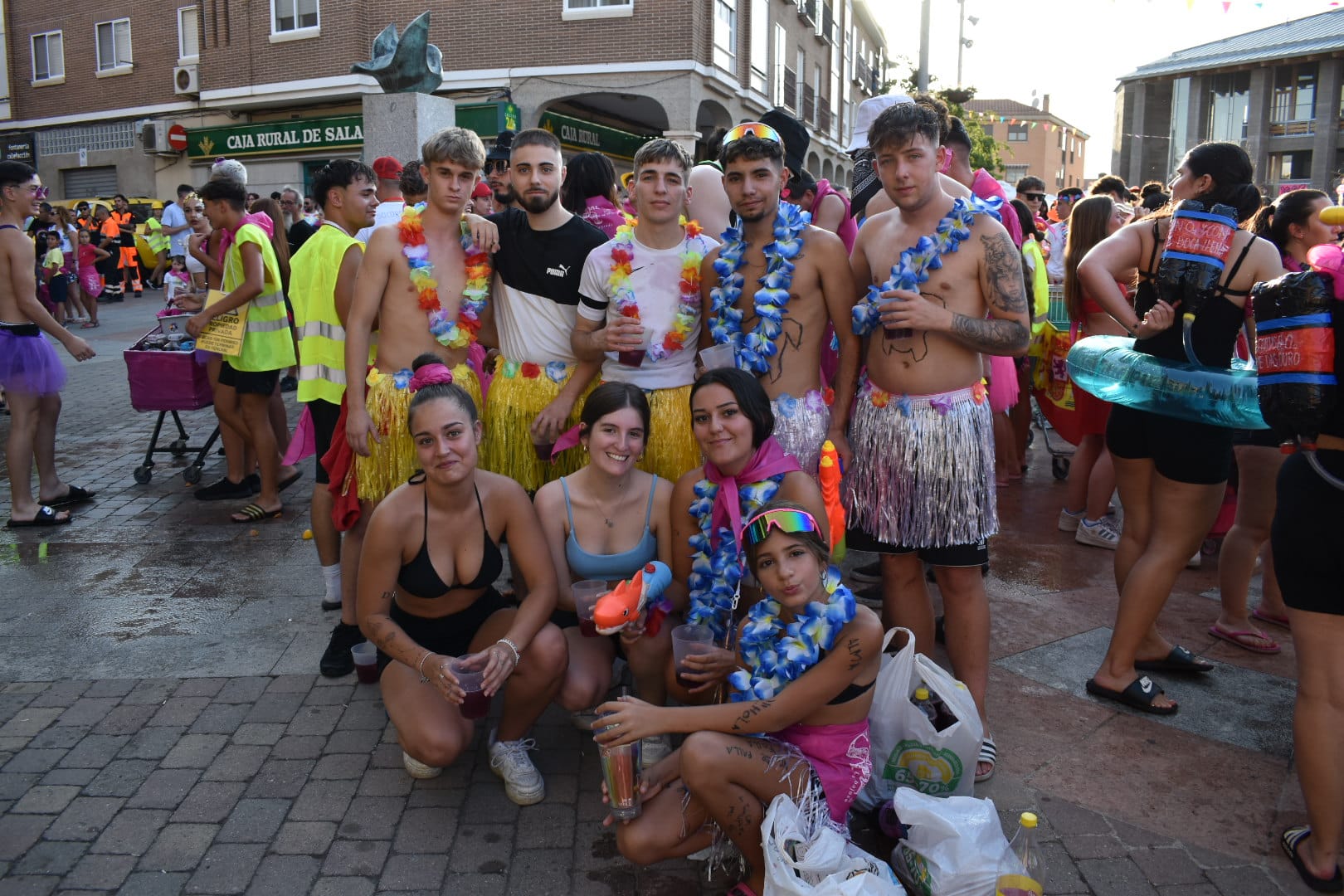 Color, peñas y rebujito: así ha comenzado la gran fiesta de San Roque en Carbajosa de la Sagrada