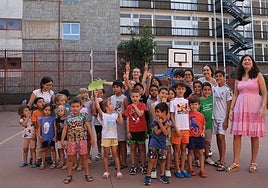 La concejala Miryam Rodríguez junto a los niños que acuden a la ludoteca del CEIP Rufino Blanco.