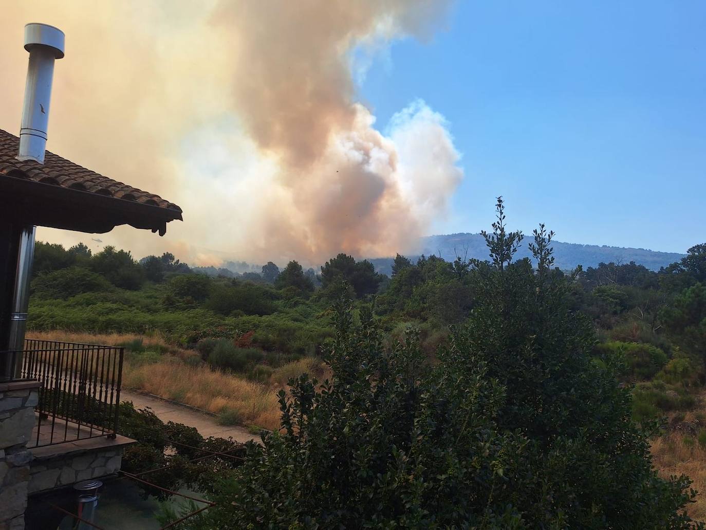 Así están siendo las labores de extinción del terrible incendio de La Alberca