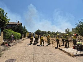 Efectivos organizándose contra el fuego.