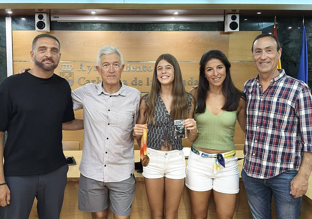 La joven atleta Helena García en su visita al Consistorio.