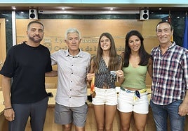 La joven atleta Helena García en su visita al Consistorio.