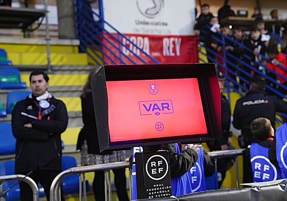 Equipo de video arbitraje en el estadio Reina Sofía.