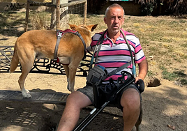 Santiago Vegas y Max sentados en el pipicán del Puente la Radio.