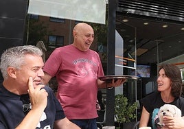 Cipriano Arroyo atiende a unos clientes en la terraza del bar Mármara.