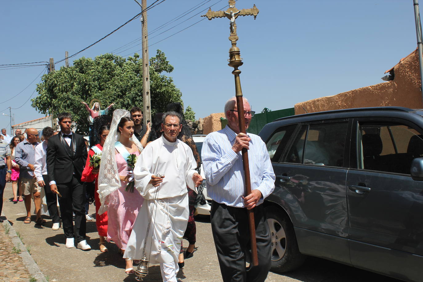 Todos de gala para rendir honores a la Virgen de la Asunción, en Fuentes de Oñoro