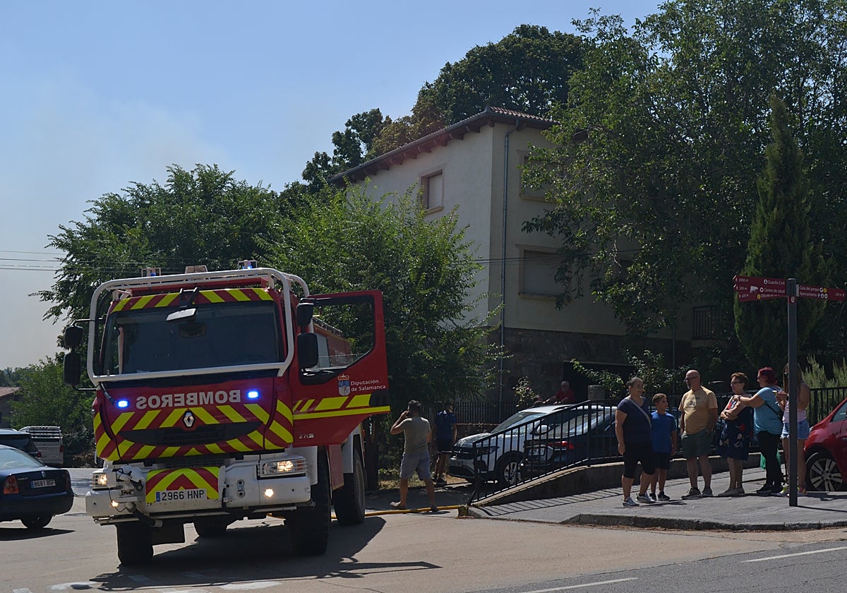 Los Bomberos de la Diputación de Salamanca durante las labores de extinción del incendio en La Alberca.