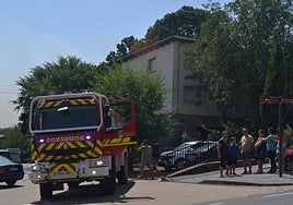 Los Bomberos de la Diputación de Salamanca durante las labores de extinción del incendio en La Alberca.