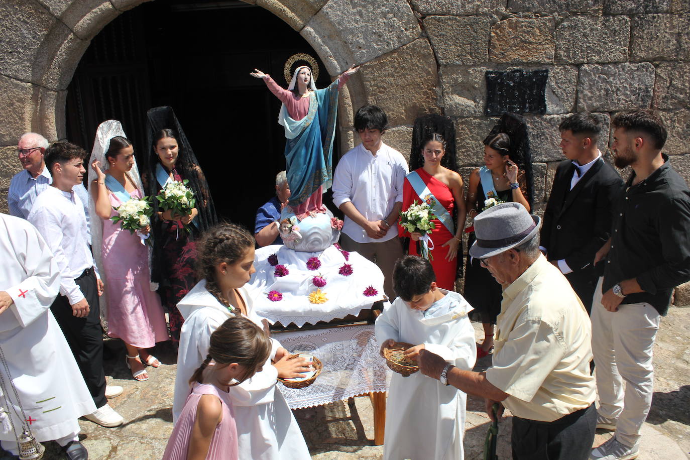 Todos de gala para rendir honores a la Virgen de la Asunción, en Fuentes de Oñoro