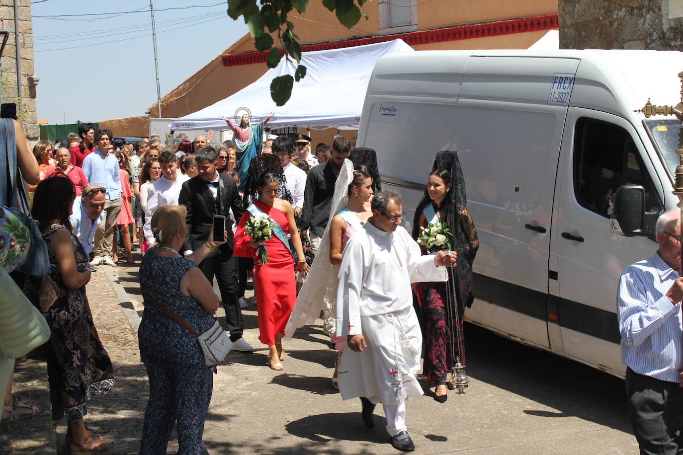 Todos de gala para rendir honores a la Virgen de la Asunción, en Fuentes de Oñoro